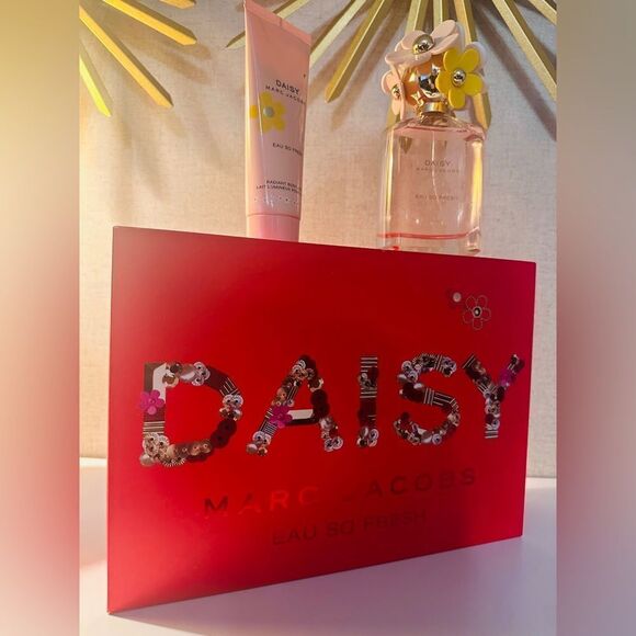 Marc Jacobs Daisy Eau So Fresh 4.2 oz Eau de Toilette & Body Lotion Set … - Picture 9 of 17